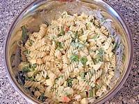 Неаполитанский салат из макарон и сыра