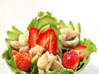 Салат из курицы с клубникой и авокадо Салат из курицы с клубникой и авокадо