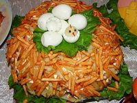 Салат слоеный с курицей и картофелем фри